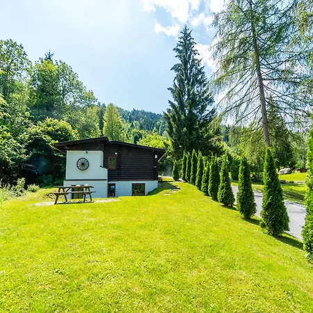 In Woergl Near Bus Stop בקתה *